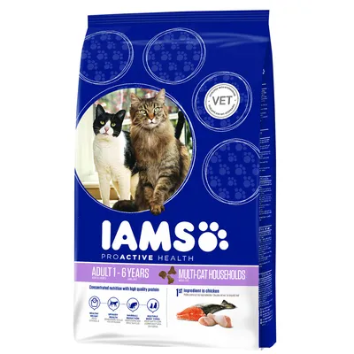 Sac de croquettes IAMS Proactive Health pour chats adultes 1–6 ans, Multi-Cat Households, mention « 1st ingredient is chicken », images de deux chats et morceaux de poulet/poisson visibles.