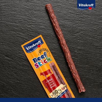 Vitakraft Beef Stick Original com vaca, mais de 90% carne, vitaminas extra, sem adição de açúcar, sem corantes ou conservantes artificiais.