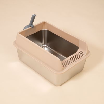 Rechteckige Katzentoilette aus Metall mit beigem Kunststoffrand und integriertem Sieb, seitlich ein grauer Griff.