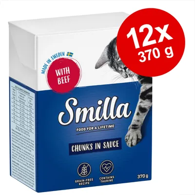 Smilla Chunks in Sauce, 12×370 g. Text: Made in Sweden, with beef, grain-free recipe, contains taurine. Näringsanalys och utfodringsråd synliga på förpackningen.