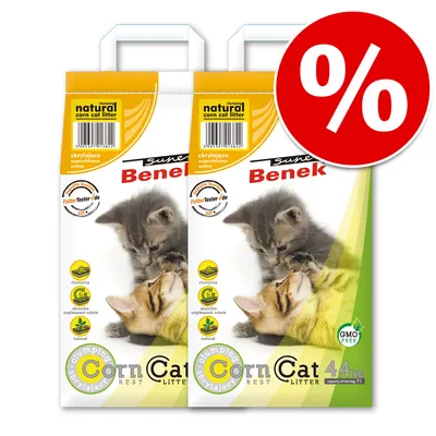 Två förpackningar Super Benek Corn Cat Litter 4,4 kg med katter på framsidan, märkning clumping, absorberar lukt, naturlig, GMO free. Stor röd procent-symbol uppe till höger.