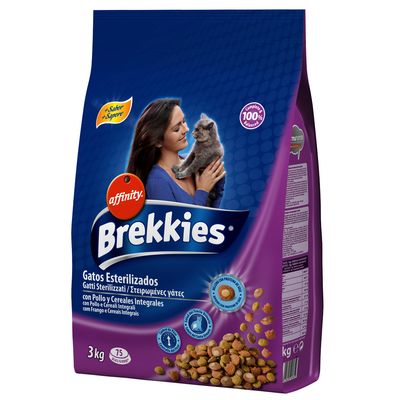 Saco de 3 kg de Affinity Brekkies Gatos Esterilizados con pollo y cereales integrales. Indica 75 raciones, 100 % completo y equilibrado. Imagen de croquetas y gato en brazos.