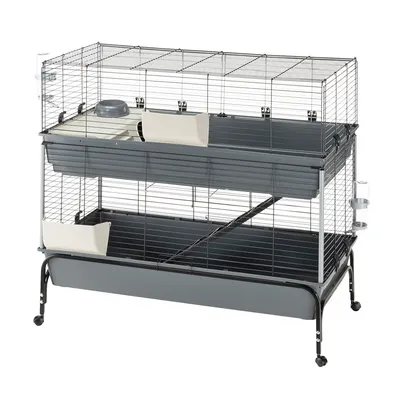 Cage à deux niveaux en métal et plastique gris, équipée de rampes, mangeoires blanches, abreuvoirs transparents et support à roulettes.