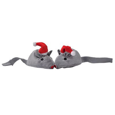 Два плюшени мишока в сиво с червени коледни шапки и дълги опашки, разположени един срещу друг. Видими са черни очи и червени носове.