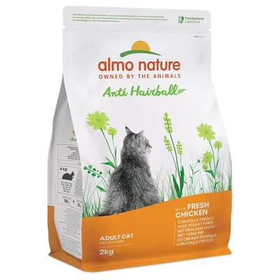 almo nature Anti Hairball Adult Cat droogvoer met verse kip, 2 kg. Tekst: with fresh chicken, con pollo fresco, mit frischem huhn. Afbeelding van een kat op de verpakking.
