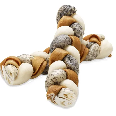 Deux friandises tressées pour chien, composées de bandes brunes, blanches et grises à écailles visibles, posées sur fond blanc. Aucun emballage ou texte visible.