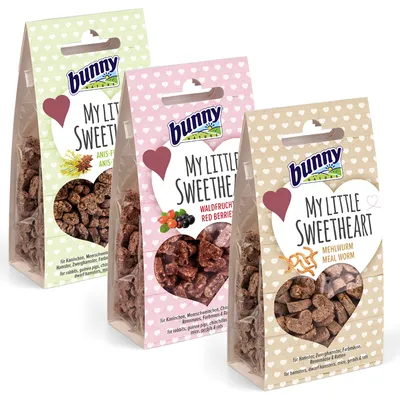 Tre poser Bunny Nature My Little Sweetheart snacks: Anis-Fennel, Red Berries og Meal Worm. Synligt indhold i poserne. Tekst på engelsk og tysk for smådyr som kaniner og hamstere.