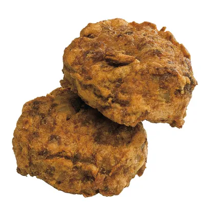 Due snack per cani marroni, cotti al forno, di forma rotonda con texture e ingredienti visibili.