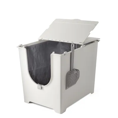 Caja de arena blanca para gatos con inserto gris y tapa extraíble, incluye pala gris para arena en el lateral.