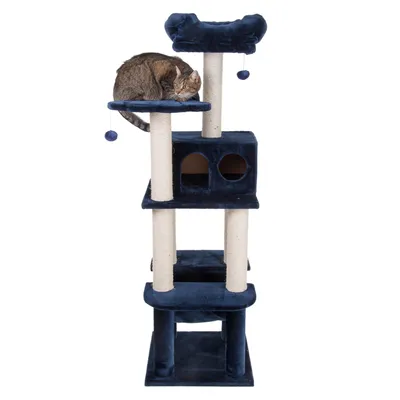 Rascador para gatos de varios niveles en color azul oscuro con postes de sisal, dos pelotas colgantes y una cueva. Un gato está tumbado en una de las plataformas superiores.