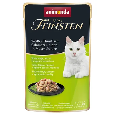 Animonda Vom Feinsten. Biely tuniak, kalamáre a riasy v mušľovej omáčke. Zobrazenie bielej mačky a servírovaného produktu na čiernom tanieri.