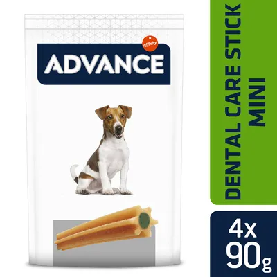 Pachet Advance Dental Care Stick Mini, 4 bucăți x 90 g. Imagine cu un câine și un baton dentar pe ambalaj. Text lateral: Dental Care Stick Mini.