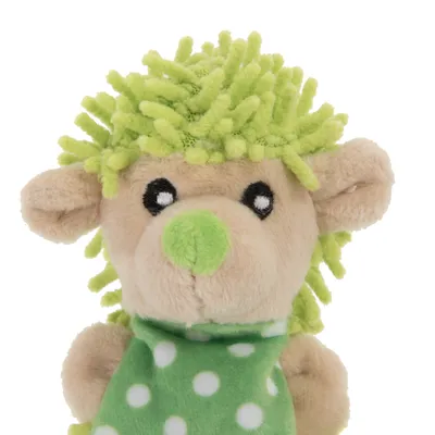 Jouet en peluche en forme de hérisson beige avec museau et piquants verts, foulard vert à pois blancs, yeux brodés noirs. Matière textile visible.
