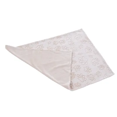 Manta beige con estampado de huellas, un lado liso, otro lado con textura. Ideal para mascotas.