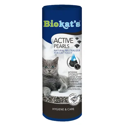 Biokat's Active Pearls, natural neutralizer for cat toilet, aktiivihiili, stable clumps, Hygiene & Care. Kuvassa harmaa kissa ja tuotteen rakeita.