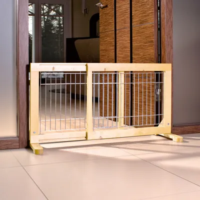 Holz-Türschutzgitter mit Metallstäben, freistehend, geeignet für Türrahmen. Ideal zur Begrenzung von Haustieren in Innenräumen.