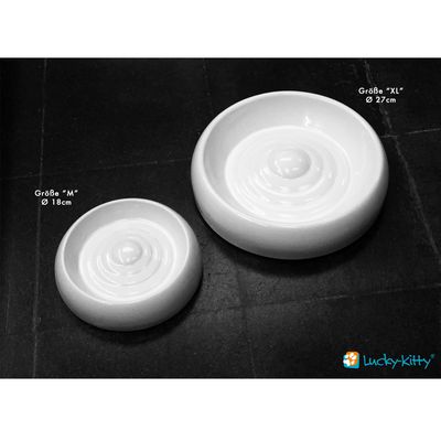 Porcelánové misky Lucky-Kitty ve dvou velikostech: M průměr 18 cm, XL průměr 27 cm. Viditelné bílé provedení a značka Lucky-Kitty v pravém dolním rohu.