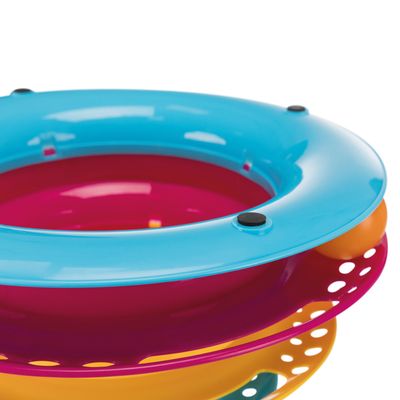 Monivärinen muovinen leikkirata, jossa sininen, pinkki ja keltainen rengas sekä mustia kiinnikkeitä. Osittainen tuotekuva, ei näkyvää tuotemerkkiä tai tekstiä.