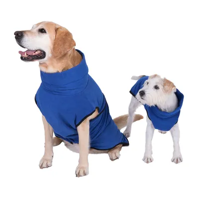 Zwei Hunde tragen blaue Hundemäntel mit schwarzem Rand, geeignet für verschiedene Grössen.