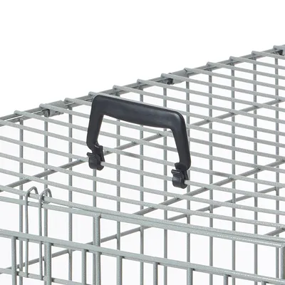 Metalen kooi met traliewanden en zwarte kunststof handgreep bovenop voor eenvoudig transport.