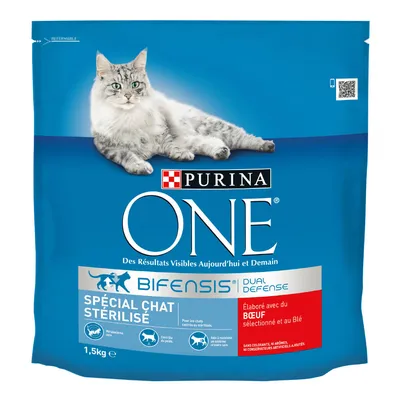 PURINA ONE BIFENSIS Dual Defense Spécial Chat Stérilisé, 1,5 kg. Élaboré avec du bœuf sélectionné et au blé. Tekst på fransk. Blå pose med billede af kat.