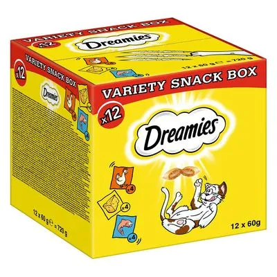Dreamies Variety Snack Box, 12 x 60 g. Illustraties van kip, kaas en zalm smaken, elk 4 stuks. Gele doos met speelse kat en Dreamies merknaam duidelijk zichtbaar.