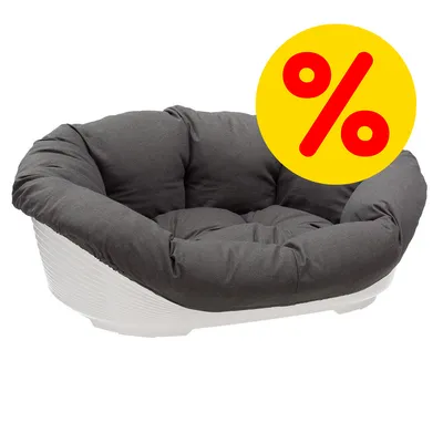 Cuscino imbottito grigio scuro su cesta bianca per animali, simbolo percentuale rosso su sfondo giallo in alto a destra che indica offerta o sconto visibile sull'immagine.
