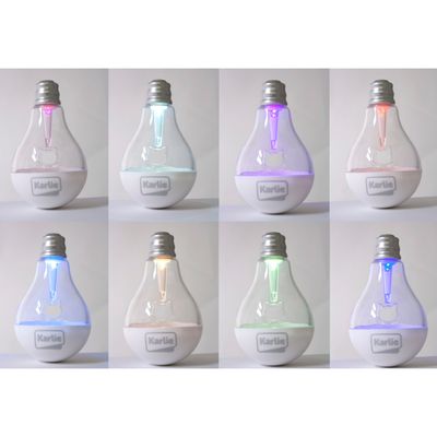 Huit distributeurs d’eau en forme d’ampoule avec logo Karlie, chacun éclairé d’une couleur différente : rouge, bleu, violet, orange, blanc, jaune, vert et turquoise.