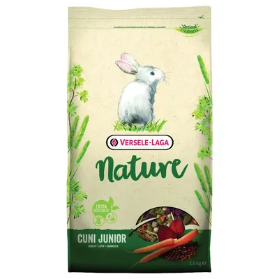 Versele-Laga Nature Cuni Junior, kaninruoka lisäkasviksilla, 2,3 kg. Kuvassa valkoinen kani sekä ainesosat kuten porkkana ja punajuuri.