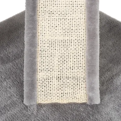Surface en sisal tressé entourée de tissu gris, vue rapprochée d’un griffoir pour chat montrant les matériaux visibles.