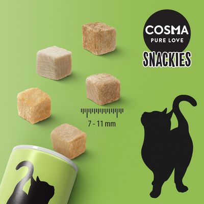 COSMA PURE LOVE SNACKIES, kostky o velikosti 7–11 mm, silueta kočky a část obalu s vyobrazením kočky na zeleném pozadí.