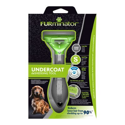 FURminator Undercoat deShedding Tool, zichtbaar in verpakking. Tekst: 'Long Hair', 'Small Dog', maat S, 'Reduces loose hair from shedding up to 90%'. Afbeelding van hond op verpakking.