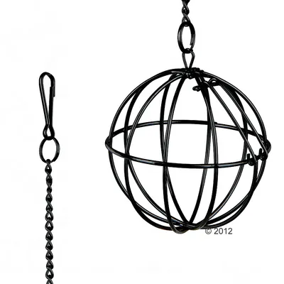 Schwarzer Metall-Futterball mit Kette und Haken zum Aufhängen, geeignet für Futter oder Spielzeug. Schwarzer Metall-Futterball mit Kette und Haken zum Aufhängen, geeignet für Futter oder Spielzeug.