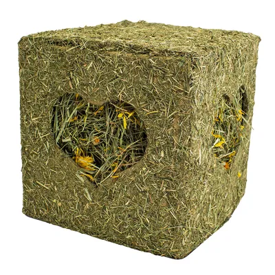 Tärningsformad höleksak med hjärtformade öppningar, fylld med torkat hö och blommor. Ytmaterial av pressat hö.