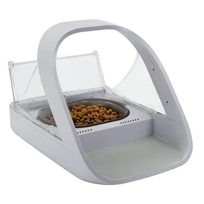 Distribuitor automat de hrană cu capac transparent și bol din oțel inoxidabil, umplut cu hrană uscată.