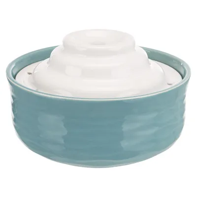 Keramik-Trinkbrunnen in Blau und Weiss mit mehrstufigem Design für kontinuierlichen Wasserfluss.