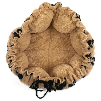 Rond, beige knuffelbed met zachte stof en verstelbaar trekkoord. Ideaal voor huisdieren om te slapen of te ontspannen.