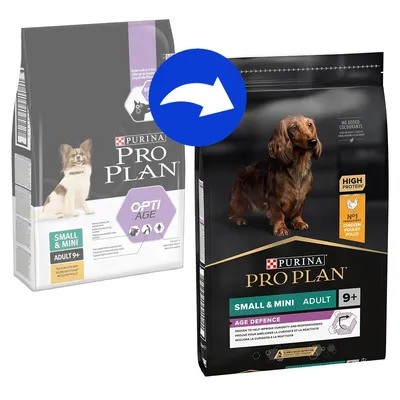 Due confezioni di crocchette Purina Pro Plan per cani adulti 9+, Small & Mini, una con etichetta OptiAge e l'altra Age Defence. Freccia blu indica il passaggio da una confezione all'altra.
