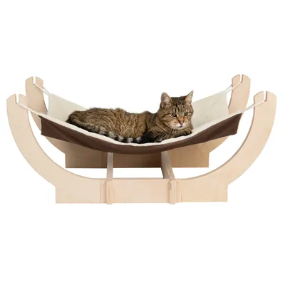 Holz-Hängematte mit braun-weisser Liegefläche, darauf liegt eine Katze. Produkt zur Entspannung und Ruhe für Haustiere.