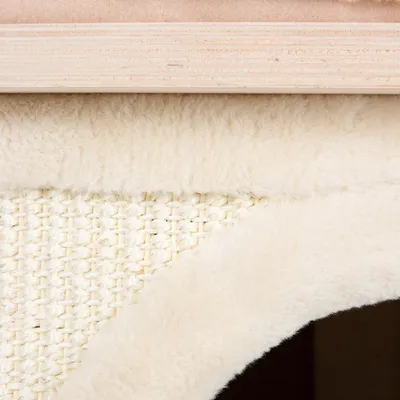 Närbild av material: trä, vävd sisal och mjuk cremefärgad plysch.