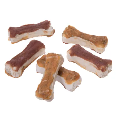 Varios huesos masticables pequeños con base blanca y capa de carne marrón, aptos como snack para mascotas.