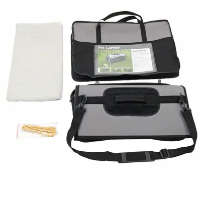 Transporttasche Pet Carrier mit grauem Stoff, schwarzem Netzfenster, Tragegurten, weisser Einlage und Befestigungsstiften. Produktbeschreibung auf Verpackung sichtbar.