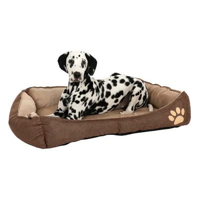 Panier pour chien en tissu marron avec motif patte, un dalmatien allongé à l'intérieur. Coussin intérieur beige visible.