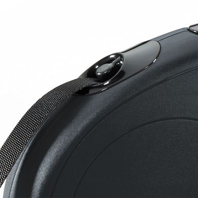 Zbliżenie na czarną smycz automatyczną z widocznym przyciskiem blokady i taśmą. Materiał: plastik, taśma tekstylna.