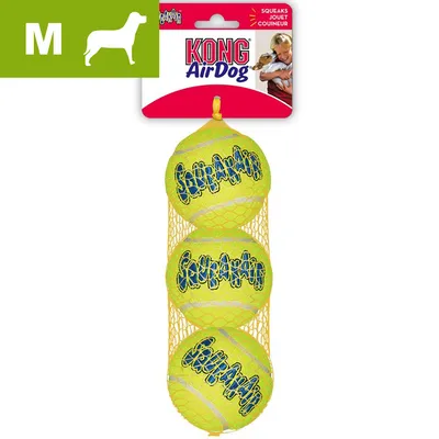 Confezione da 3 palline gialle KONG AirDog, misura M, in rete. Etichetta con scritta 'KONG AirDog' e indicazione 'Squeaks Jouet Couineur'.
