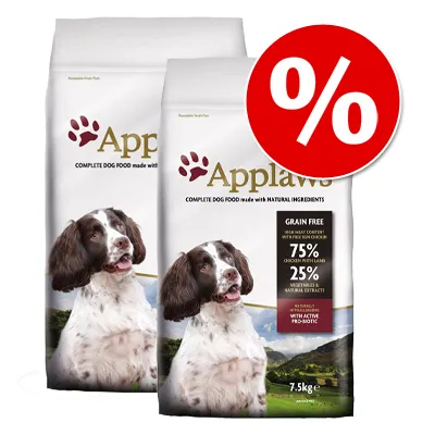 Två påsar Applaws hundfoder, text: 'COMPLETE DOG FOOD made with NATURAL INGREDIENTS', 'GRAIN FREE', '75% CHICKEN WITH LAMB', '25% VEGETABLES & NATURAL EXTRACT', 7,5 kg. Procenttecken i röd cirkel. Två påsar Applaws hundfoder, text: 'COMPLETE DOG FOOD made with NATURAL INGREDIENTS', 'GRAIN FREE', '75% CHICKEN WITH LAMB', '25% VEGETABLES & NATURAL EXTRACT', 7,5 kg. Procenttecken i röd cirkel.