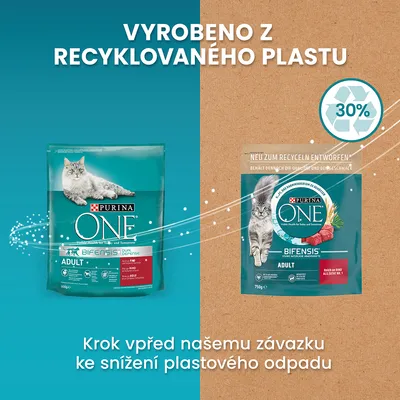 Dva balíky Purina ONE Bifensis Adult pre mačky, text: Vyrobeno z recyklovaného plastu, 30 %, krok vpred nášmu závazku ke snížení plastového odpadu. Text v češtine.