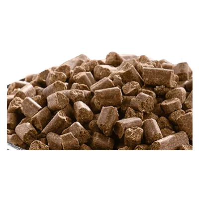 Close-up van bruine, pelletvormige dierenvoerbrokken. Geen verdere informatie zichtbaar. Close-up van bruine, pelletvormige dierenvoerbrokken. Geen verdere informatie zichtbaar.