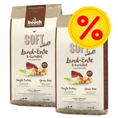 Två påsar bosch Soft adult Land-Ente & Kartoffel hundfoder, 12,5 kg vardera, med stor gul rabatt-symbol (%) synlig på förpackningen.