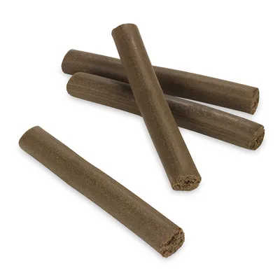 Vier braune Kaustangen aus gepresstem Material, geeignet als Snack oder Beschäftigung für Haustiere.
